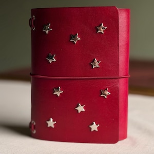 Läderomslag med journal, Field of Stars, nitar, designat med vegetabiliskt garvat läder, anteckningsboksomslag, B5 A5 A6, A7, trefaldigt, dubbelvikt, anpassat bild 5