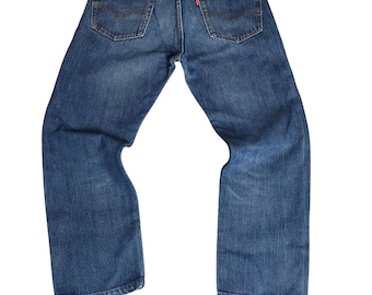 Il modello 505 Original a taglio dritto di Jean Levi è un modello da uomo.