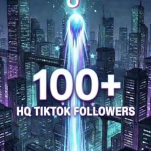 Könnte beinhalten: Eine weiße Keramiktasse mit schwarzem Henkel und dem Text "But First, Coffee" in fetter, schwarzer Schrift. Die Tasse steht vor einem verschwommenen Hintergrund, der eine gemütliche Umgebung suggeriert.