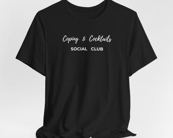 Camiseta "Afrontando el dolor y cócteles", Camiseta de boutique adorable, Camiseta para noche de chicas, Camiseta con cita minimalista, Camiseta de moda para mujer, Café y cócteles