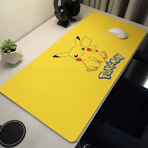 Puede incluir: Una alfombrilla de escritorio rectangular de color amarillo con una ilustración gráfica del personaje Pikachu y el logotipo de Pokémon en azul y amarillo impreso en la superficie. La alfombrilla tiene esquinas redondeadas y una textura lisa.