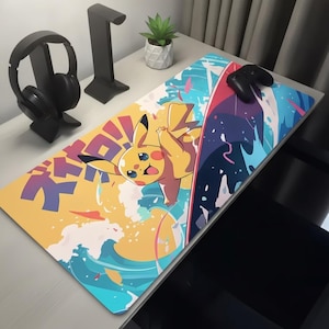 Può includere: Un tappetino da scrivania rettangolare con una vivace illustrazione del personaggio giallo Pikachu che cavalca un'onda blu stilizzata. Il design include testo giapponese in viola, uno sfondo giallo e una sezione blu scuro sulla destra con un controller.