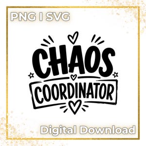 Op de afbeelding: Een digitale downloadafbeelding met de woorden "CHAOS COORDINATOR" in vette zwarte letters, met harten en sterren. De bovenkant van de afbeelding leest "PNG I SVG" en de onderkant leest "Digital Download".