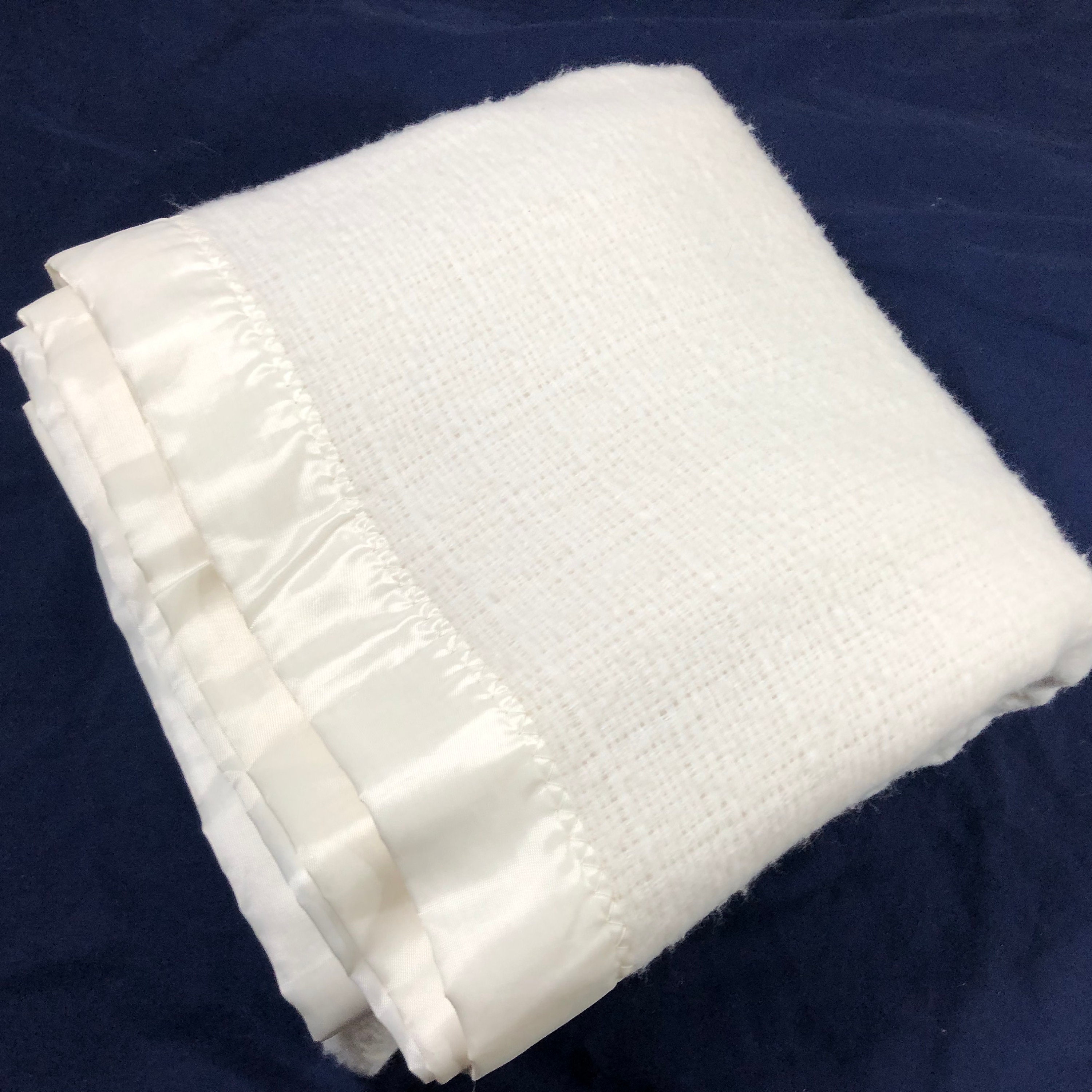 Vintage Acrylic Blanket With Satin Trim Waffle Weave Security Thermal  Bedding off White 84 X 88 