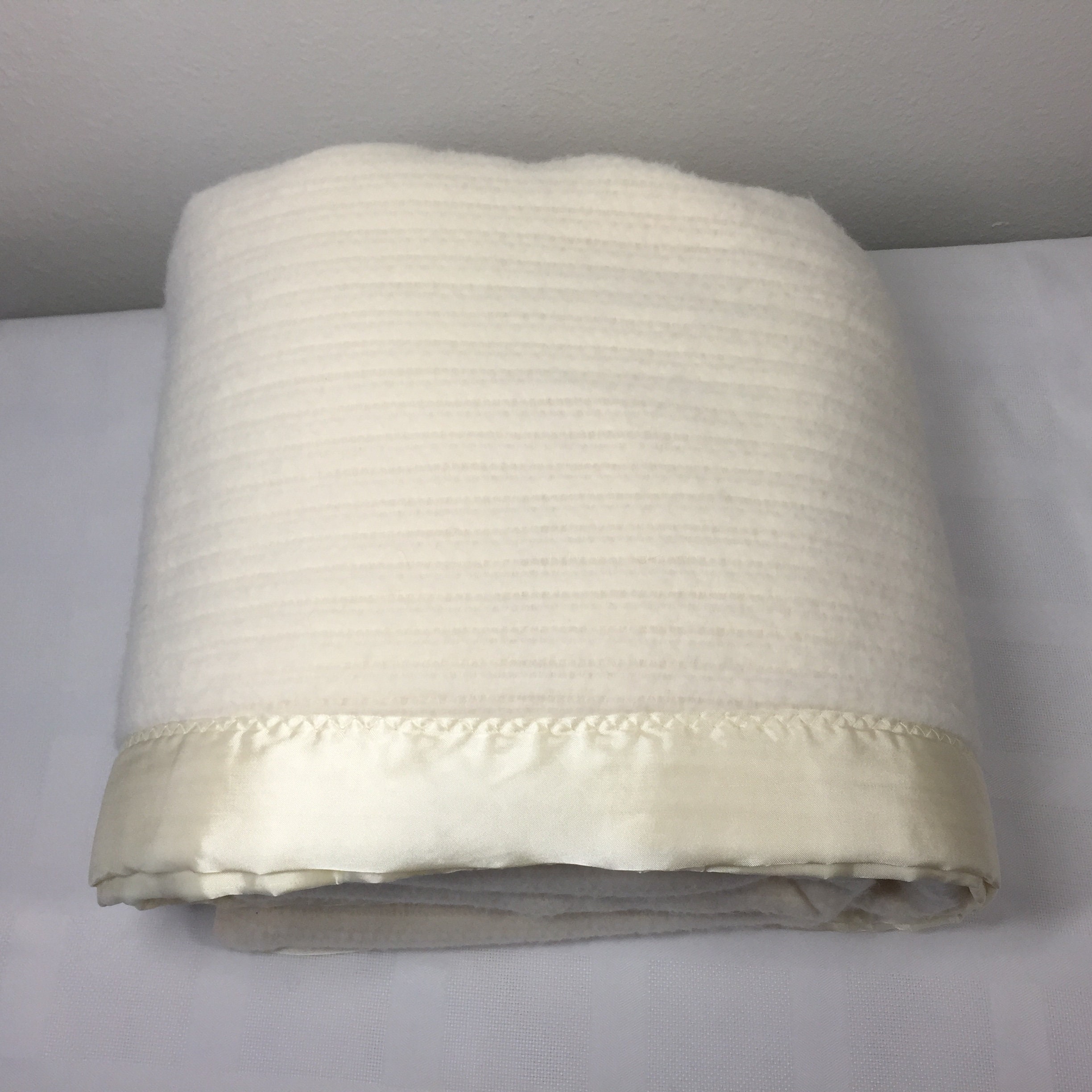 Vintage Soft Blanket With Satin Trim Cream Color Woven Acrylic 66 X 107 XL Twin Etsy