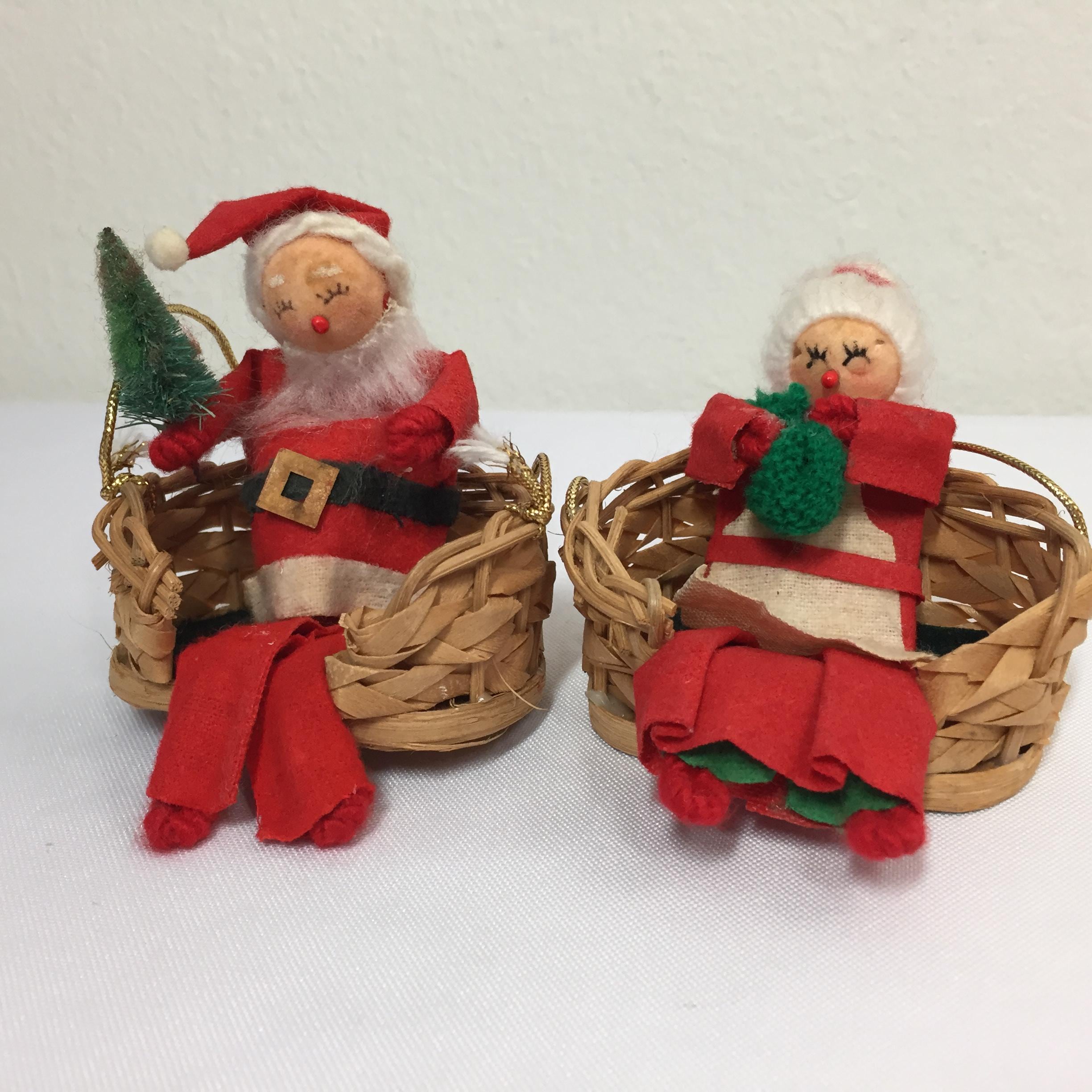 Adornos navideños vintage: cestas de mimbre de Papá Noel y la señora Claus