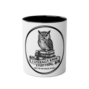 Puede incluir: Taza de cerámica blanca con interior negro. Ilustración en blanco y negro de un búho sobre libros, con el texto "I LITERALLY KNOW EVERYTHING. (BUT I'M TOO POLITE TO SAY.)" impreso en la parte delantera.