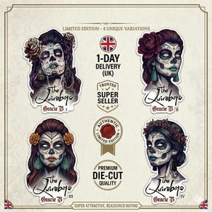 Puede incluir: Cuatro pegatinas únicas troqueladas con diseños de calaveras de azúcar estilizadas con detalles florales y el texto "The Quireboys Gracie B". Incluye una bandera del Reino Unido y el texto: "Edición limitada - 4 variaciones únicas".