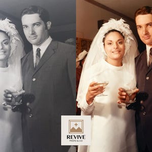 Puede incluir: Retrato de boda vintage restaurado de una pareja. La novia lleva un vestido blanco y velo, sosteniendo una copa de champán. El novio viste un traje oscuro y corbata. Logotipo en la parte inferior.