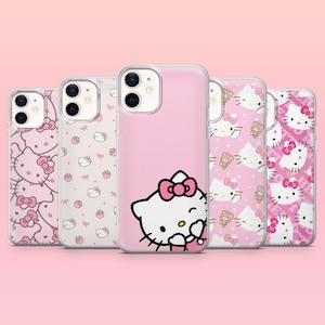 Pu&ograve; includere: Una collezione di cinque custodie rosa per telefono con disegni di Hello Kitty. Le custodie presentano vari motivi, tra cui il personaggio iconico, fiocchi e fragole. Le custodie sono realizzate in un materiale trasparente.