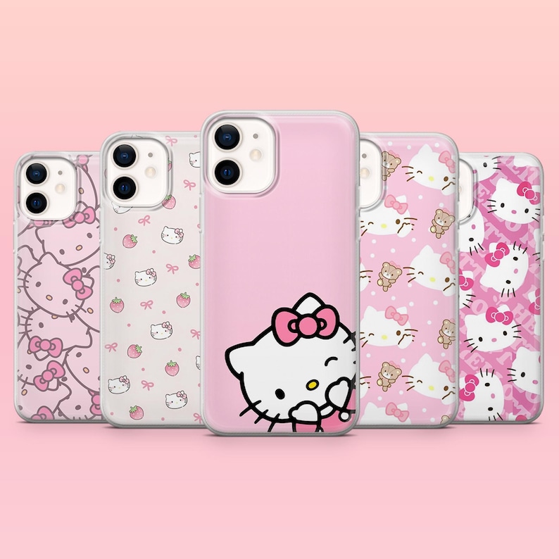 Pu&ograve; includere: Una collezione di cinque custodie rosa per telefono con disegni di Hello Kitty. Le custodie presentano vari motivi, tra cui il personaggio iconico, fiocchi e fragole. Le custodie sono realizzate in un materiale trasparente.