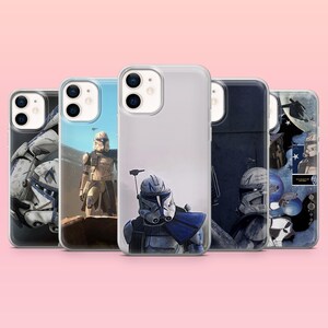 Könnte beinhalten: Eine Sammlung von fünf Handyhüllen mit Illustrationen von Star Wars-Klontruppen. Die Hüllen zeigen verschiedene Truppen in verschiedenen Posen und Farbschemata, vor Hintergründen von Landschaften und Weltraumszenen. Die Hüllen sind aus transparentem Kunststoff.