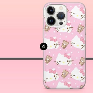 Pu&ograve; includere: Custodia per telefono rosa con un motivo ripetuto di facce di gatto bianco con fiocchi rosa e piccoli orsetti marroni. La custodia ha un bordo trasparente e il numero 4 nero &egrave; visibile.