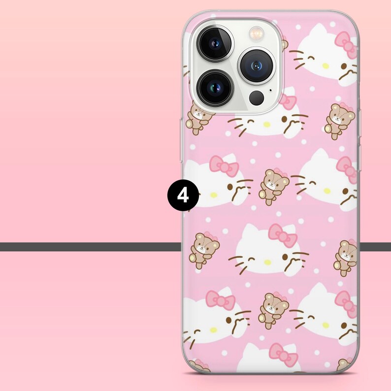 Pu&ograve; includere: Custodia per telefono rosa con un motivo ripetuto di facce di gatto bianco con fiocchi rosa e piccoli orsetti marroni. La custodia ha un bordo trasparente e il numero 4 nero &egrave; visibile.