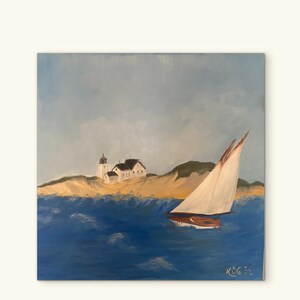 Puede incluir: Una pintura al óleo sobre lienzo que muestra un velero con velas blancas navegando sobre olas de color azul profundo. Al fondo, un faro blanco y un pequeño edificio se alzan sobre una duna costera dorada bajo un cielo azul claro.