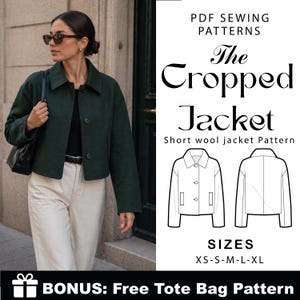 Puede incluir: Una chaqueta corta de lana verde oscuro con cierre de botones, usada con pantalones claros. La imagen incluye el texto "The Cropped Jacket" y "Short wool jacket Pattern". Se enumeran las tallas XS-XL.