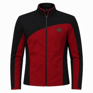 Op de afbeelding: Een zwart met rood jack met ritssluiting, een hoge kraag en een Star Trek delta-insigne op de linkerborst. Het ontwerp heeft een diagonaal kleurblokpatroon met zwarte panelen op de schouders en zijkanten, en rode panelen aan de voorzijde.