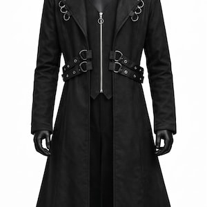 以下が含まれることがあります： ノッチカラーとジッパーフロントが特徴の、仕立ての良い黒のロングコート。ウエストと肩に装飾的な金属リングとバックルのディテールがあり、ゴシックまたはオルタナティブな美学を与えています。