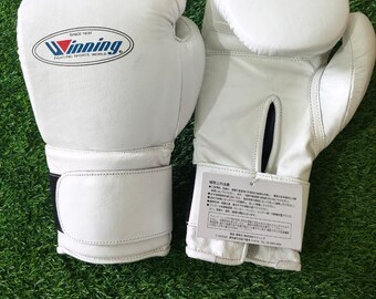 Guanti da boxe Winning con chiusura in velcro MS-600B/MS-500B/MS-400B, bianchi, taglie 12 oz, 14 oz e 16 oz, con scatola.