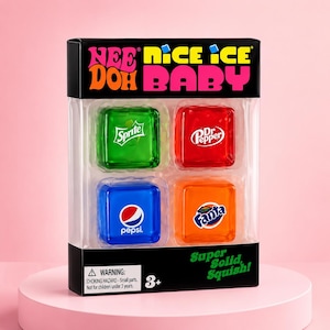 Könnte beinhalten: Ein Nee Doh Nice Ice Baby Spielzeugset in einer schwarzen Schachtel mit vier durchsichtigen, quadratischen, knautschbaren Würfeln. Die Würfel sind grün mit Sprite-Logo, rot mit Dr Pepper-Logo, blau mit Pepsi-Logo und orange mit Fanta-Logo.