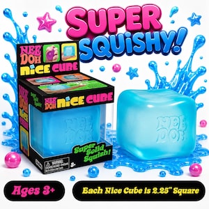 Puede incluir: Un juguete sensorial Nee Doh Nice Cube azul en su empaque negro y verde. El cubo es azul translúcido con el texto Nee Doh en relieve en el lateral. El empaque presenta el texto Super Squishy, Nee Doh Nice Cube y Super Solid Squish. La caja indica que cada Nice Cube mide 5,715 cm de lado.