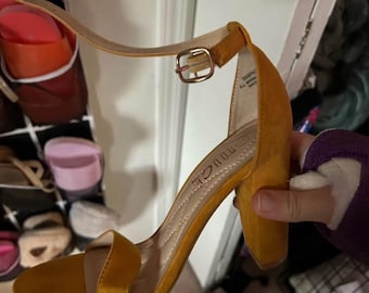 Yellow heels 1-2 inch