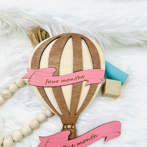Cartes d'étape pour bébé montgolfière, accessoire de photographie en bois montgolfière, faire-part de naissance, cadeau de baby shower bohème