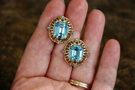 Vintage CORO Screw Back Earrings Blue Rhinestones… - image 5