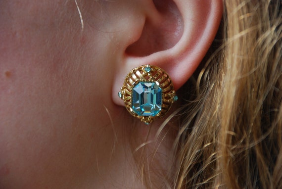 Vintage CORO Screw Back Earrings Blue Rhinestones… - image 1