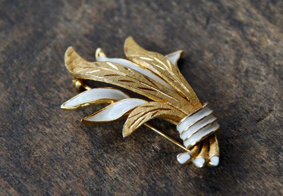 Vintage KRAMER Brooch White Enamel Etched Texture… - image 4