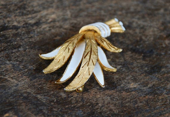 Vintage KRAMER Brooch White Enamel Etched Texture… - image 3