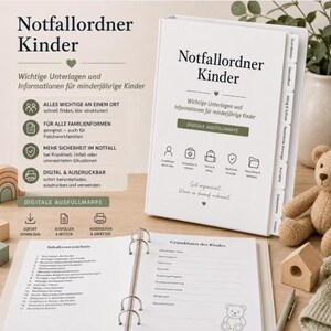 Może przedstawiać: Biały segregator zatytułowany "Notfallordner Kinder" z niemieckim tekstem, przeznaczony do informacji o nagłych wypadkach dla dzieci. Segregator zawiera zakładki dla różnych kategorii i opcję cyfrowego wypełniania. Miś pluszowy i drewniany domek są w tle.