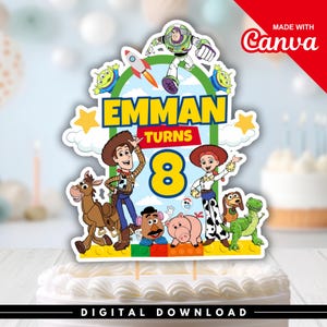 Pode incluir: Um topo de bolo personalizado com personagens de Toy Story, incluindo Woody, Buzz Lightyear, Jessie, Bala no Alvo, Sr. Cabeça de Batata, Hamm, Rex e Garfinho. O design inclui o texto EMMAN TURNS 8 em amarelo e vermelho sobre um céu azul.