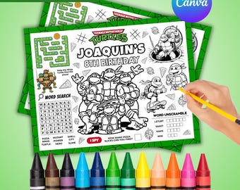 Puede incluir: Un mantel individual de actividades de las Tortugas Ninja con un laberinto, sopa de letras, juego de palabras y un juego I Spy. La hoja en blanco y negro incluye ilustraciones de las cuatro tortugas y pizza con el texto Joaquin's 8th Birthday.