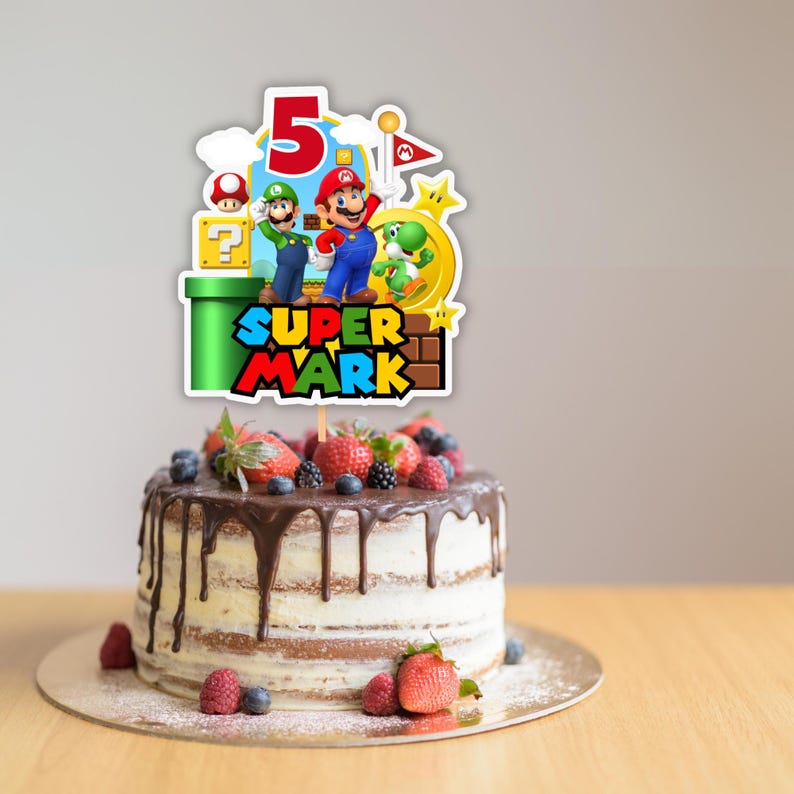K&ouml;nnte beinhalten: Ein Tortenstecker mit der Zahl 5, den Charakteren Mario, Luigi und Yoshi, einem gr&uuml;nen Rohr, einem Fragezeichenblock und einer Goldm&uuml;nze. Der Text SUPER MARK ist in fetten, bunten Buchstaben unten auf dem Tortenstecker aufgedruckt.