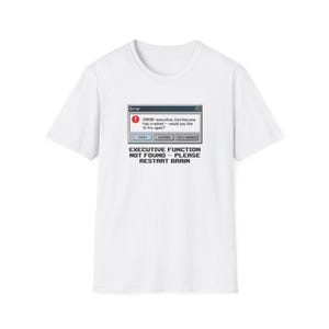 Puede incluir: Camiseta blanca con un diseño de mensaje de error de computadora. El diseño incluye la palabra "Error", una ventana emergente de error y el texto "EXECUTIVE FUNCTION NOT FOUND - PLEASE RESTART BRAIN".