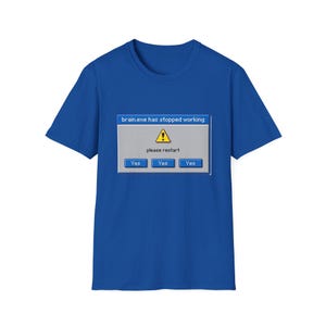 Op de afbeelding: Koningsblauw T-shirt met een computerfoutmelding. De melding luidt "brain.exe has stopped working" met een waarschuwingspictogram en "please restart". Onder de melding staan drie "Yes"-knoppen.