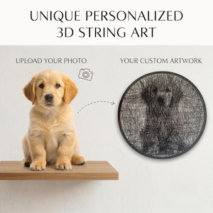 Può includere: Un cucciolo di golden retriever è seduto su una mensola di legno accanto a un ritratto di arte a filo 3D circolare di un cane. L'opera d'arte è in bianco e nero e il testo recita "UNIQUE PERSONALIZED 3D STRING ART", "UPLOAD YOUR PHOTO" e "YOUR CUSTOM ARTWORK".