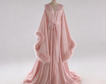Federbesetzter Satin-Brautmantel: Old Hollywood V-Ausschnitt Lounge Kleid