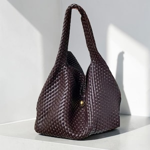 Gewebte Ledereinkaufstasche Frauen, handgewebte Schultertasche, Eimertasche mit großer Kapazität, weiches Ölwachsleder-Geldbeutel, lässige Pendlerhandtasche