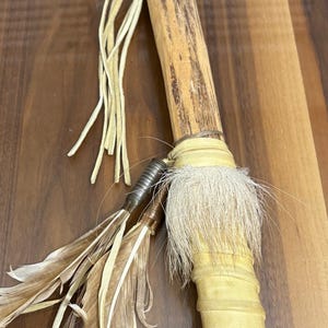 Può includere: Una tazza di ceramica bianca con manico nero e la scritta "But First, Coffee" in stile scritto a mano. La tazza è su una superficie bianca. La tazza è alta 10 cm.