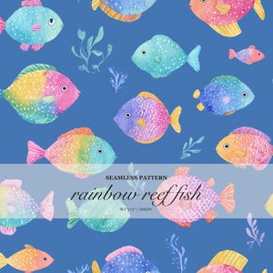Op de afbeelding: Een naadloos patroon met aquarelillustraties van diverse kleurrijke vissen op een effen blauwe achtergrond. De vissen zijn afgebeeld in tinten roze, geel, blauw en groen. De tekst luidt: SEAMLESS PATTERN rainbow reef fish 30cm x 30cm | 300DPI.