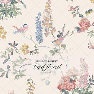 Könnte beinhalten: Ein nahtloses Muster auf hellcremefarbenem Hintergrund mit Illustrationen von rosa und blauen Vögeln auf Zweigen, umgeben von rosa Rosen, gelben Blüten und hohen blauen und rosa Blumenähren. Text: SEAMLESS PATTERN bird floral 30cm x 30cm | 300DPI.