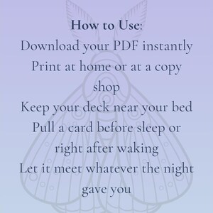Può includere: Una stampa d'arte digitale con uno sfondo sfumato viola. Il testo recita "DREAM DECK" e "How to Use: Scarica il tuo PDF istantaneamente, Stampa a casa o in una copisteria, Tieni il tuo mazzo vicino al tuo letto, Pesca una carta prima di dormire o subito dopo il risveglio, Lascia che incontri ciò che la notte ti ha dato." Un'illustrazione di falena è sullo sfondo.