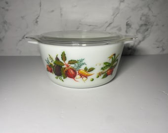 Cazuela Pyrex JAJ England 555 con tapa, diseño vintage de verduras de los años 60, de vidrio opalino, estilo retro, objeto de colección para la cocina.