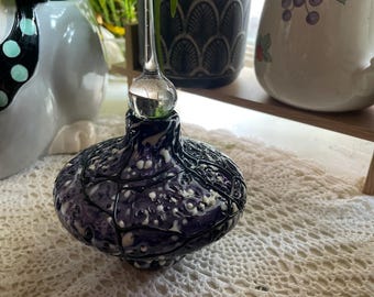 Vintage mundgeblasene Kunstglas Parfümflasche, lila & weiße Glaskaraffe mit Stopfen, dekorative Glas Eitelkeitsflasche, Murano Stil