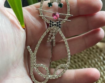 Spilla vintage a forma di gatto con strass, color argento, occhi verdi, naso rosa. Un simpatico gioiello a forma di animale, regalo perfetto per gli amanti dei gatti.