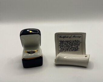 Salière et poivrière de mariage vintage - Les mariés - Certificat de mariage - Kitsch en céramique