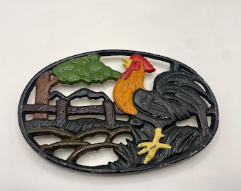 Salvamanteles de hierro fundido vintage con forma de gallo, pintado a mano, decoración rústica de cocina campestre.