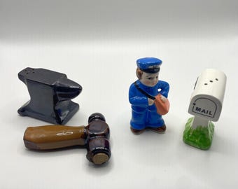 Juego de salero y pimentero de cerámica vintage con forma de buzón, cartero y yunque.